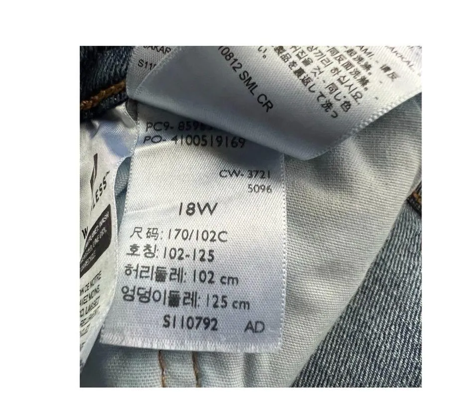 Levi’s 501 Button fly cut off denim shorts. Size 18W - Image 4