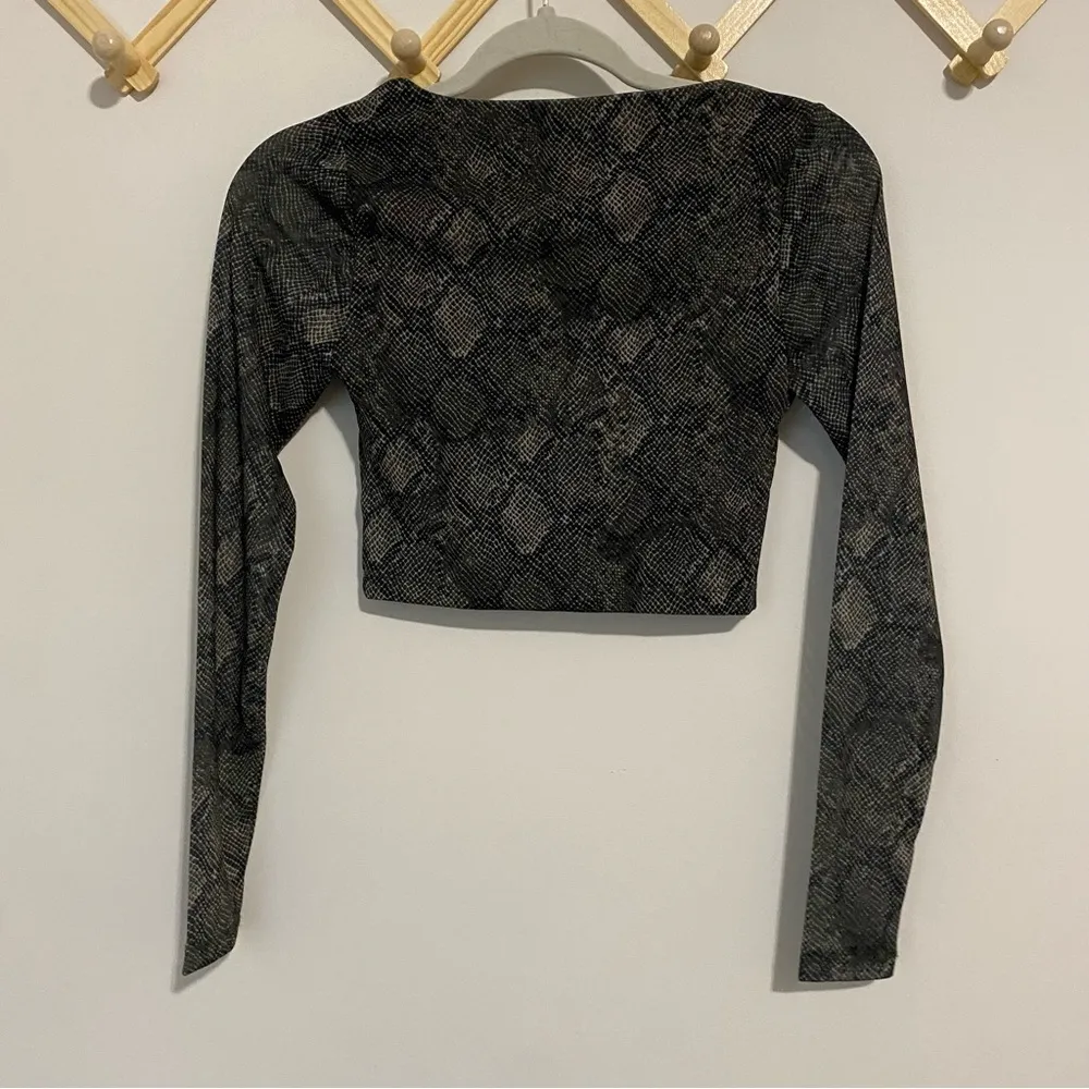 Good American Snakeskin Long Sleeve Crop Top - Image 7