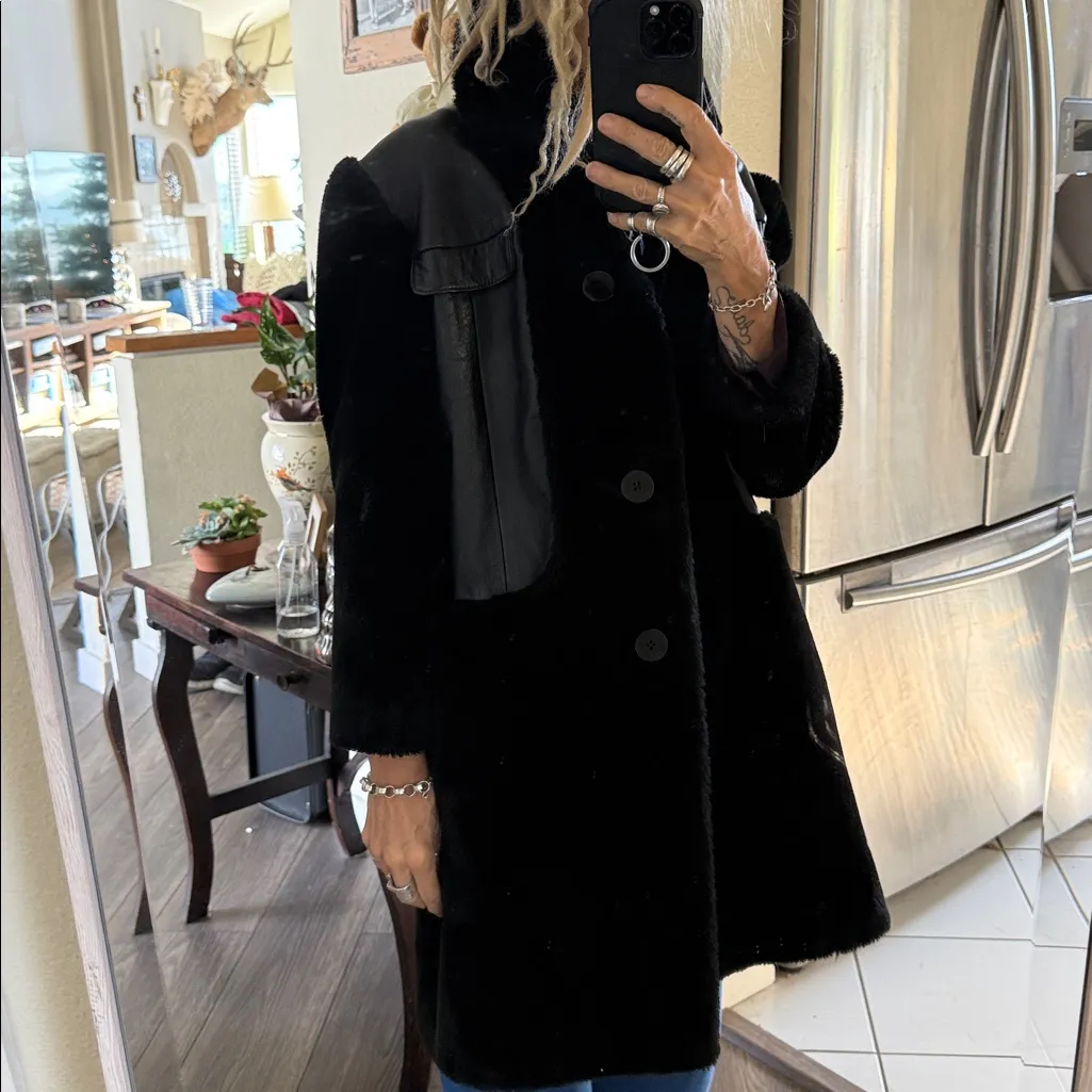 One of a kind Black genuine leather and Faux Fur Coat Size M - Image 3