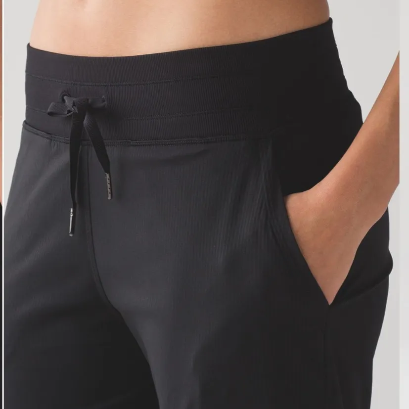 Lululemon Dance Studio Crop II Unlined 20" Drawstring Black size 6 - Image 4