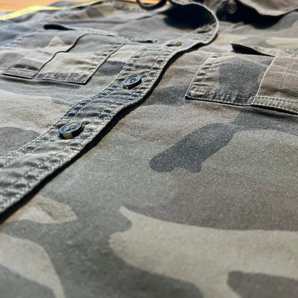 Abercrombie and Fitch Women’s Camo Button Down Shirt Size XS - Image 9