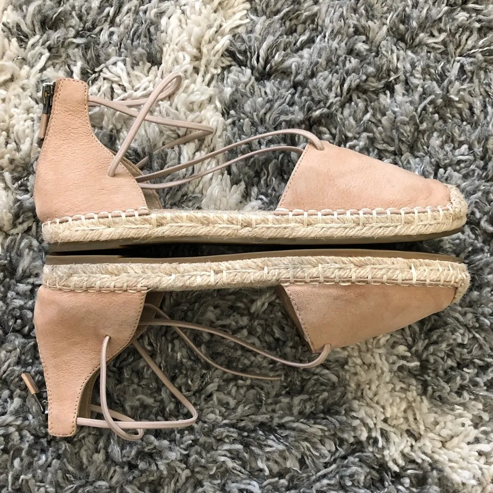 Eileen Fisher Lee Linen Espadrille Flat in Barley. Size 5 - Image 5