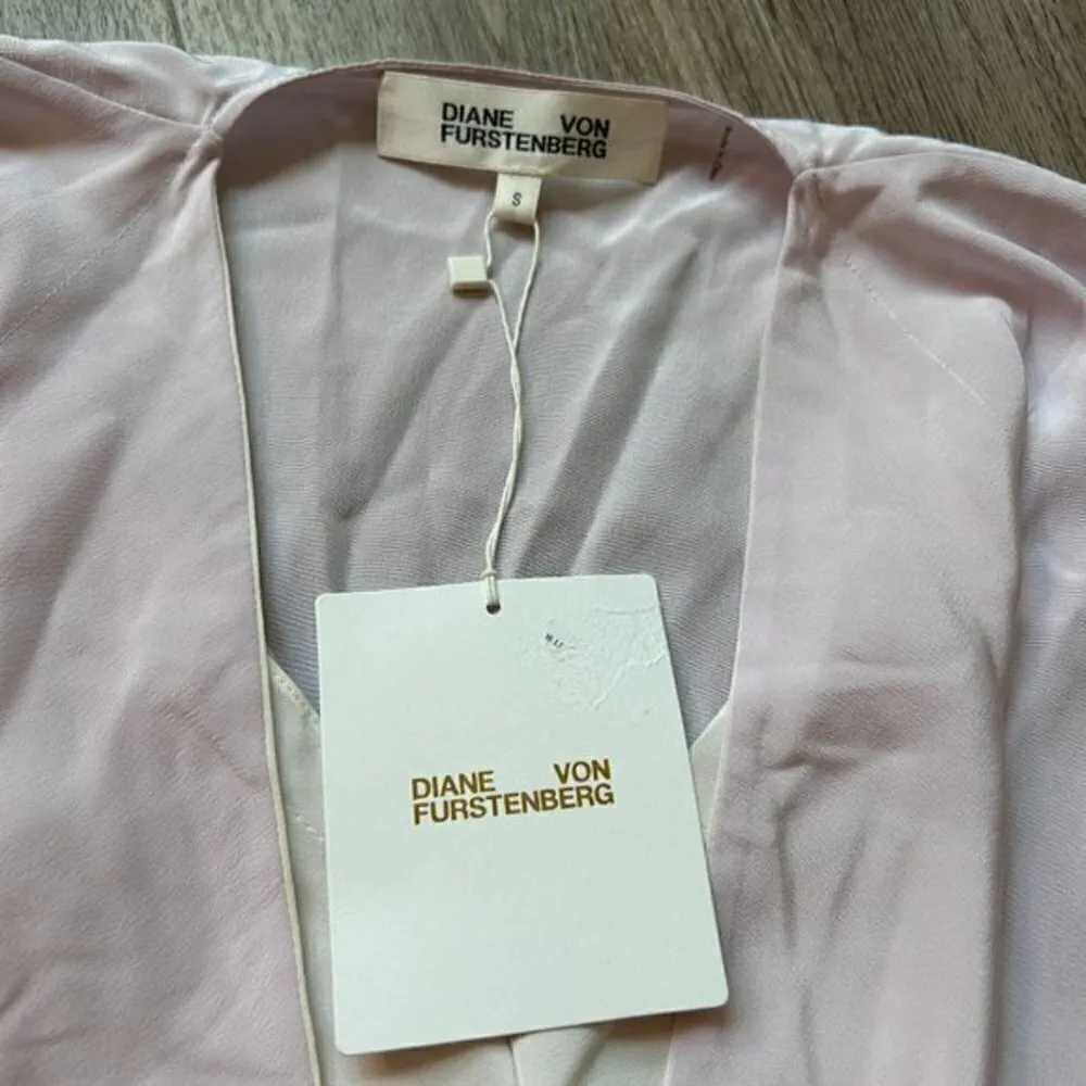 Diane Von Furstenburg Isabel Lavender Fog 100% Silk Top Size S NWT - Image 3