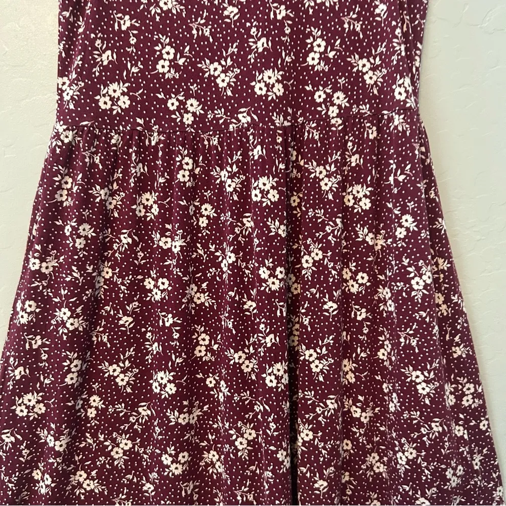 Old Navy sleeveless burgundy and white floral and polka dot dress size small - Image 7