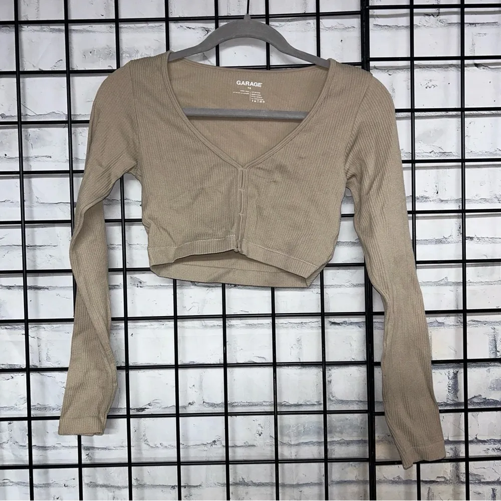 Garage Peekaboo Cutout Keyhole Seamless Ribbed Tan Cropped Long Sleeve Top - Image 2