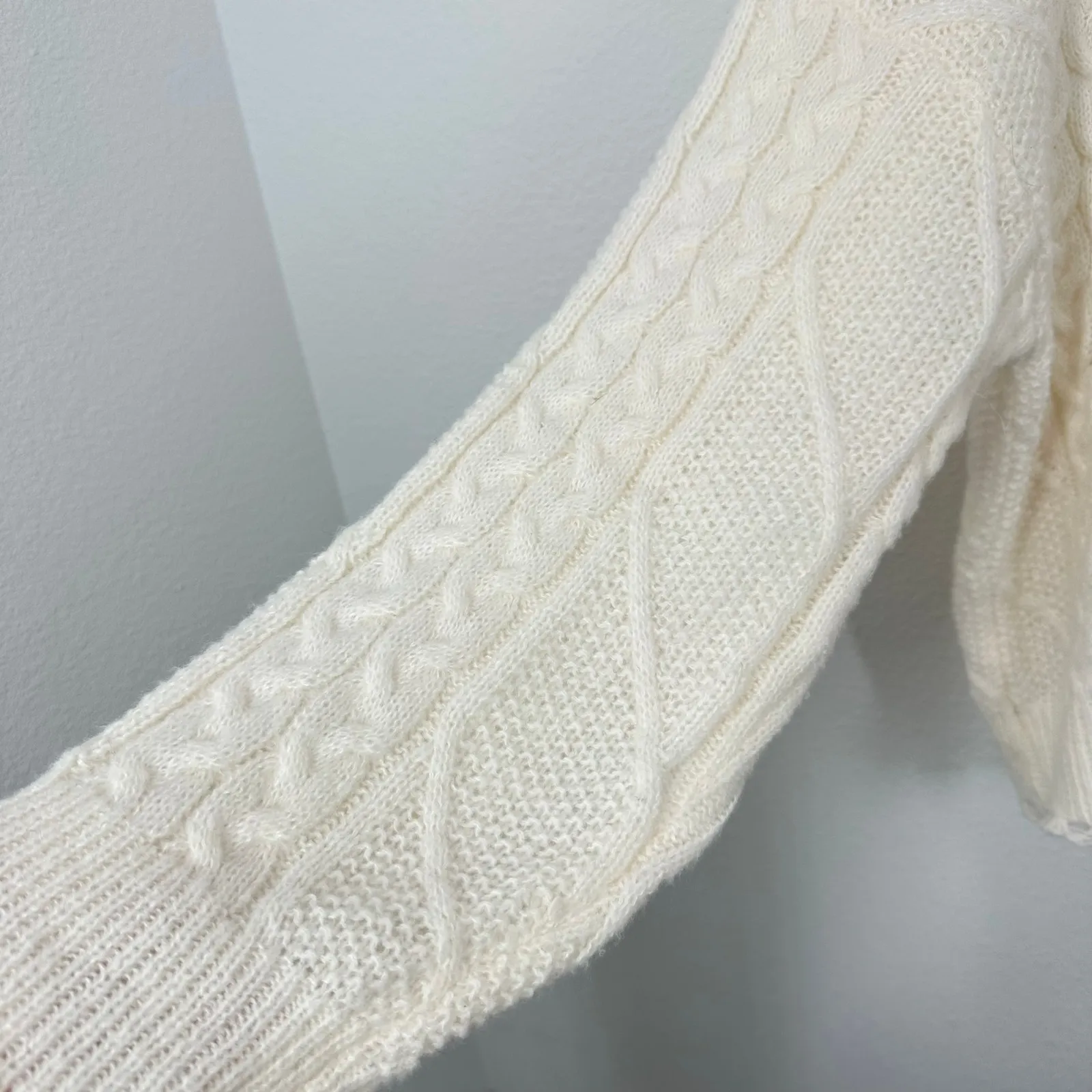 Le Lis Collection Cozy Soft Cream Cable Knit Sweater‎ Medium Pullover - Image 5
