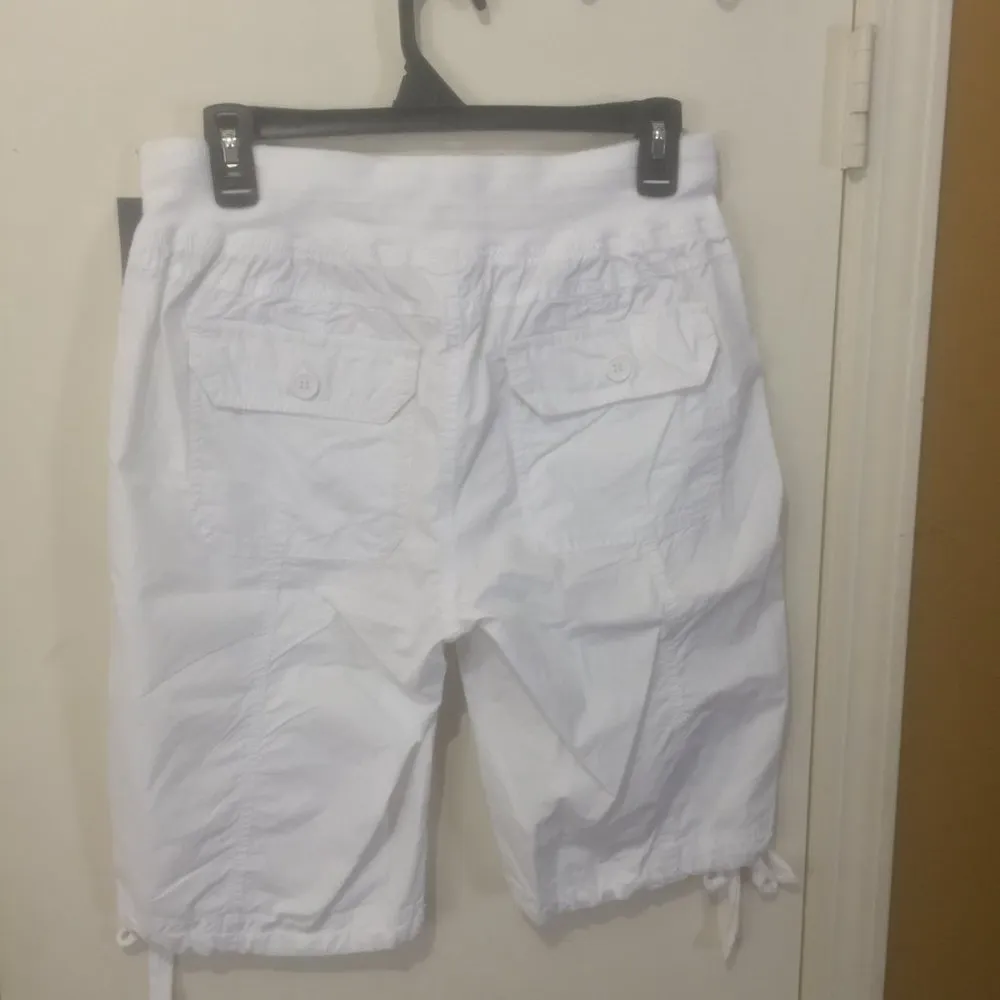 NEW Tommy Hilfiger women's below knee capri shorts NWD imperfect, loose threads - Image 4