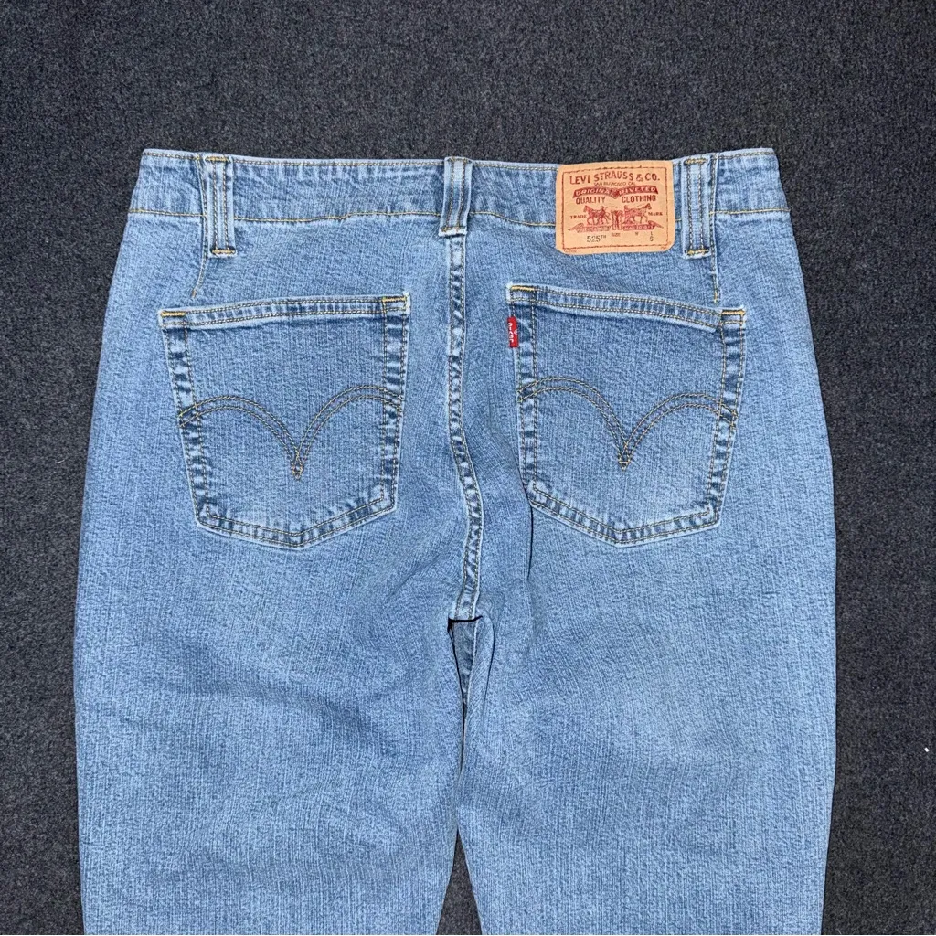 VTG Y2K Levi’s 525 Nouveau Low Bootcut Jeans 10 Short (30x30) Light Wash Stretch - Image 4