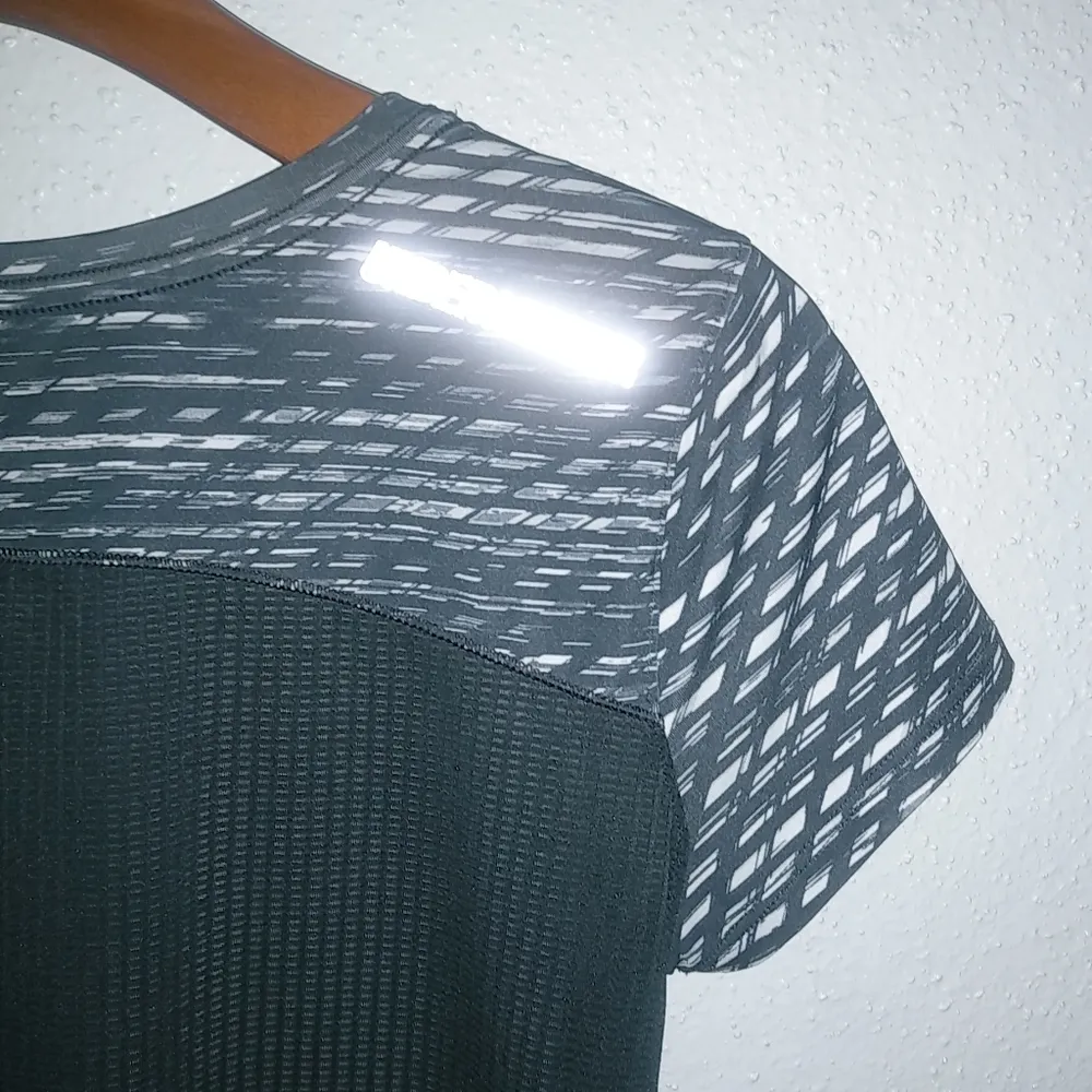 Under Armour Under Armor M Short Sleeved Athletic Running Top Black Silver - Image 7