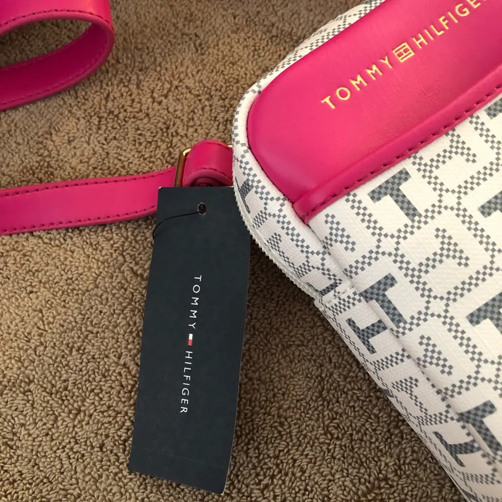 Tommy Hilfiger crossbody purse. 5”x7”. New with tags. - Image 6