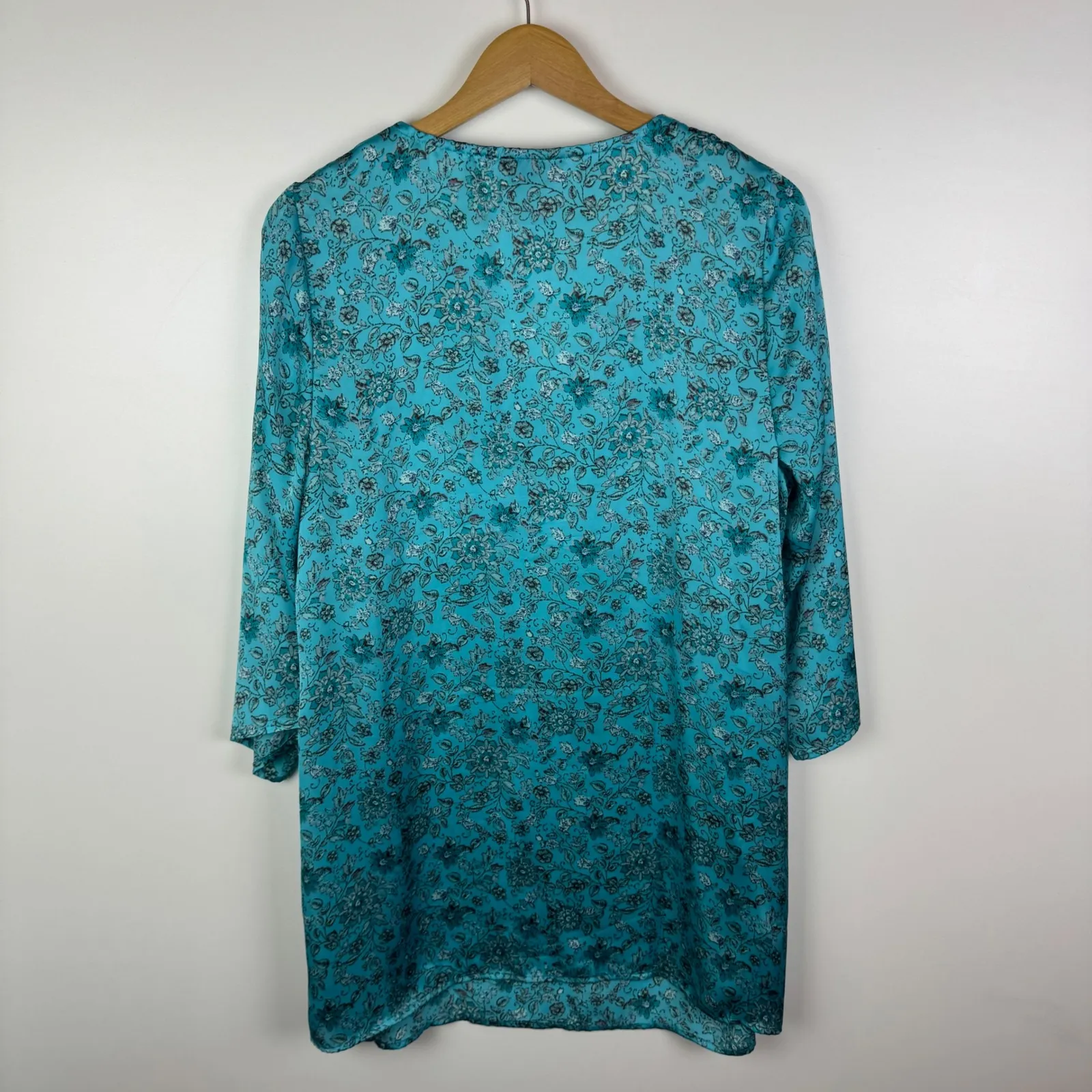 Lane Bryant Floral Embroidered Tunic Top Size 14/16 Blue Lightweight Boho Resort - Image 5