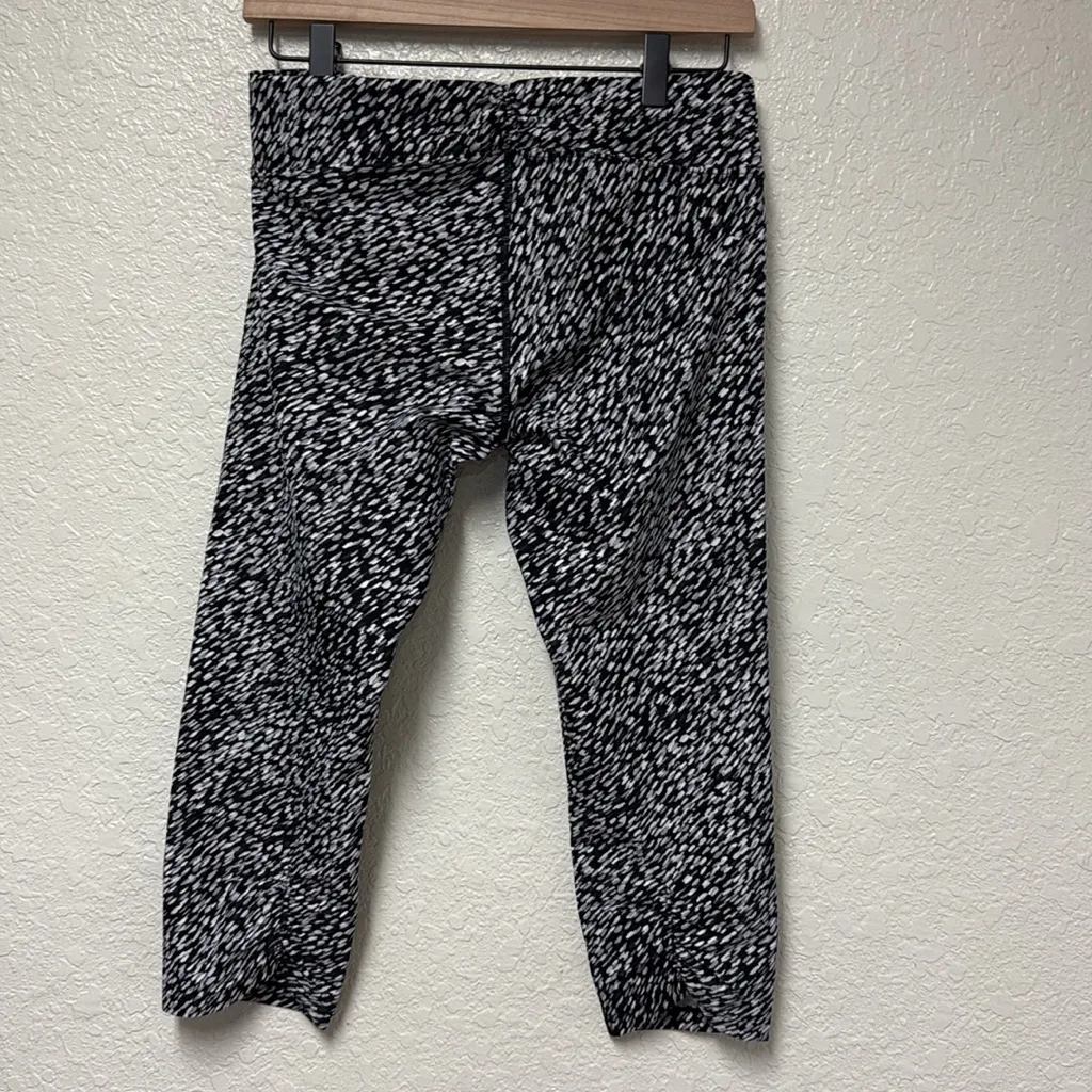 CALVIN KLEIN Performance Meteor Print Crop Leggings Size Medium - Image 3