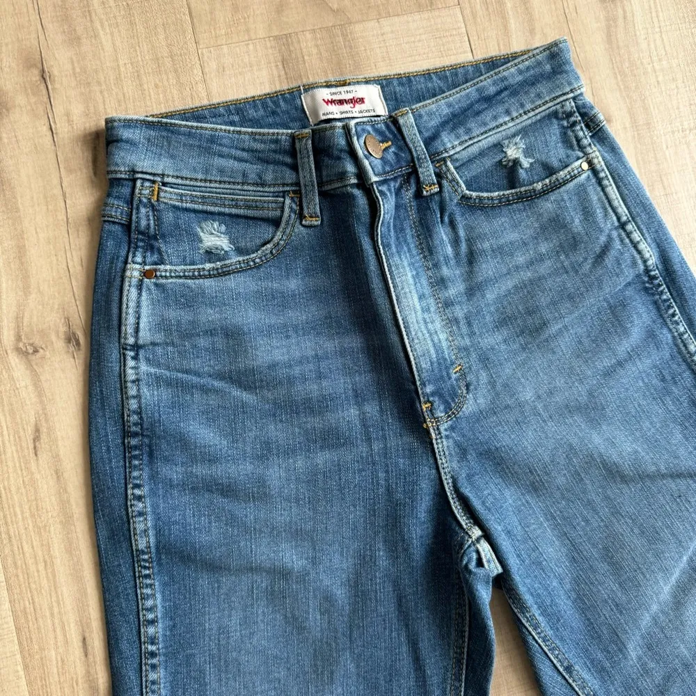 NWOT Wrangler High Rise Vintage Taper Mom Jeans Sz 8 Distressed Medium Wash - Image 8