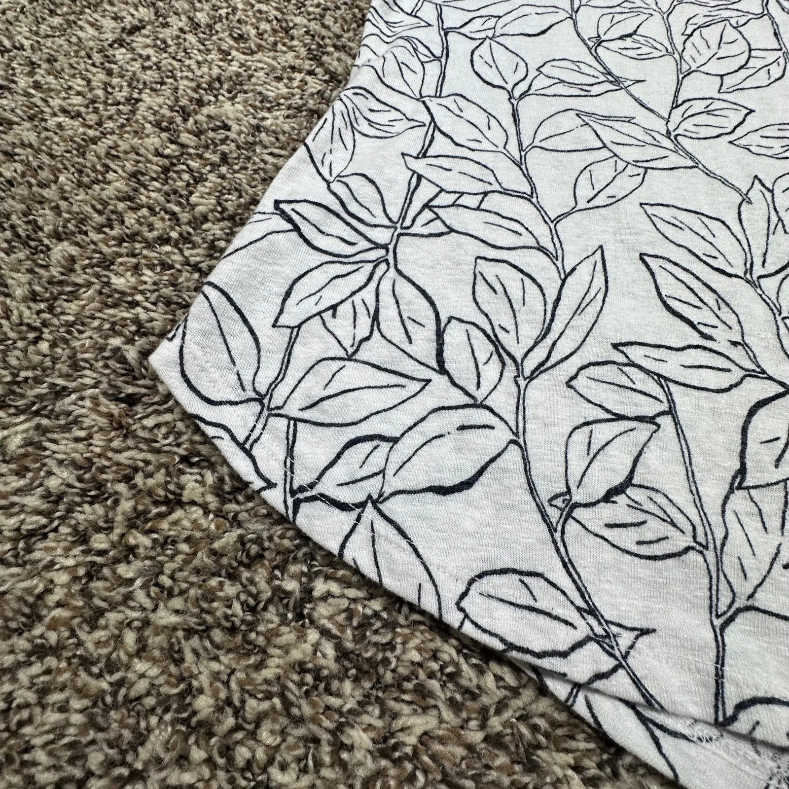 Orvis  White and Black Leaf T-shirt - Size medium - Image 3