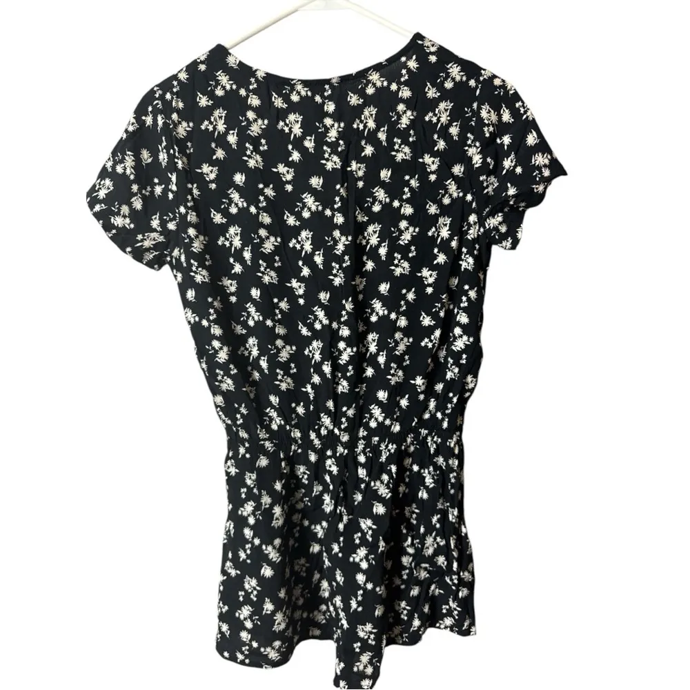 Forever 21 Women’s Black Floral Button Front  Short Sleeve Romper Sz S - Image 3