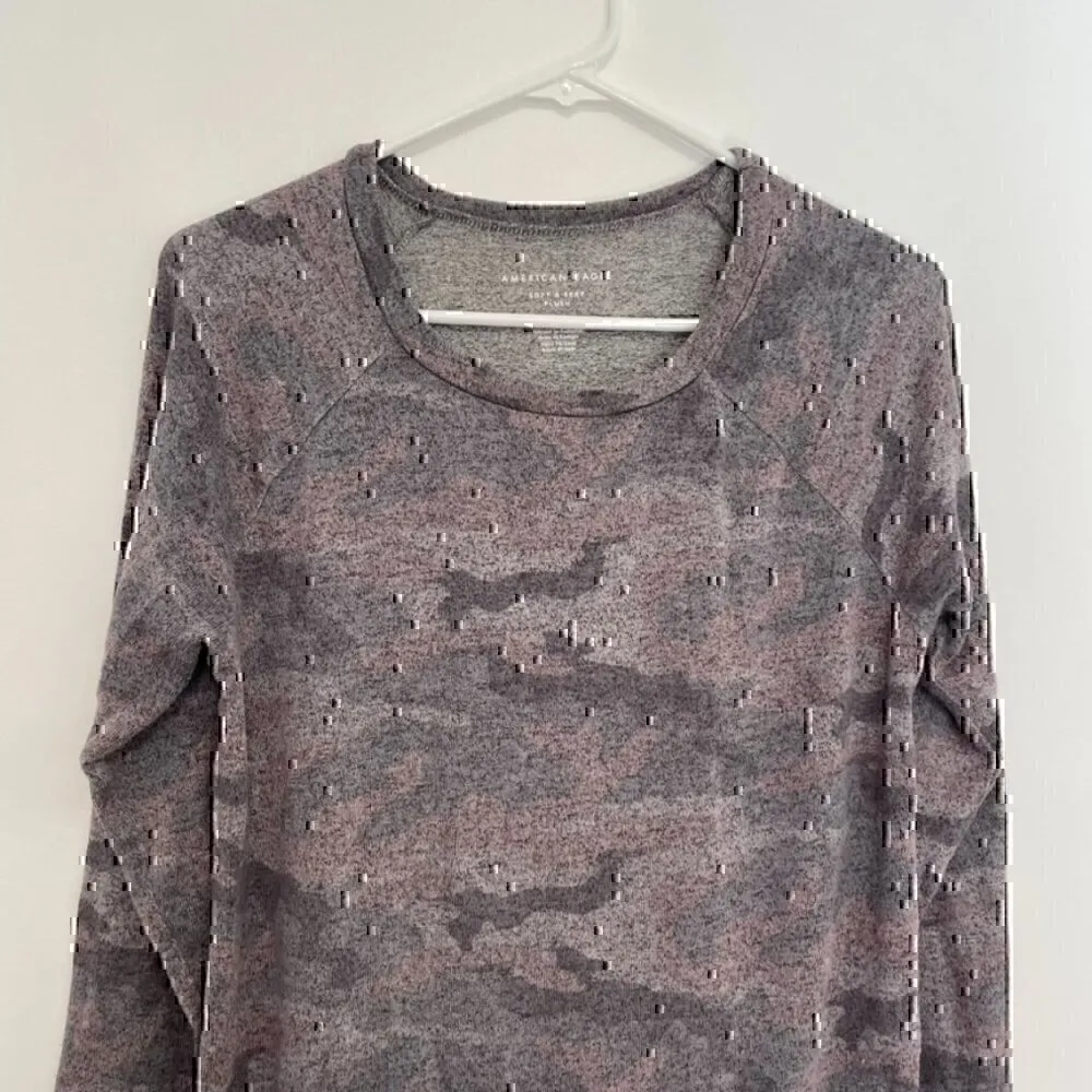 AMERICAN EAGLE Soft & Sexy Plush Gray Pink Camo Camouflage Long Sleeve Tee Top - Image 4