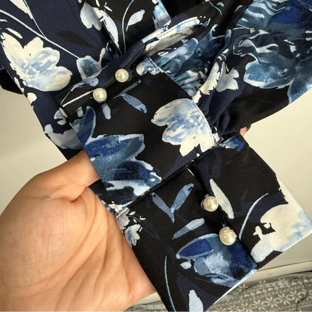 NWT Karl Lagerfeld Blue White Floral Mock Neck Blouse Pearl Buttons‎ Size Small - Image 6