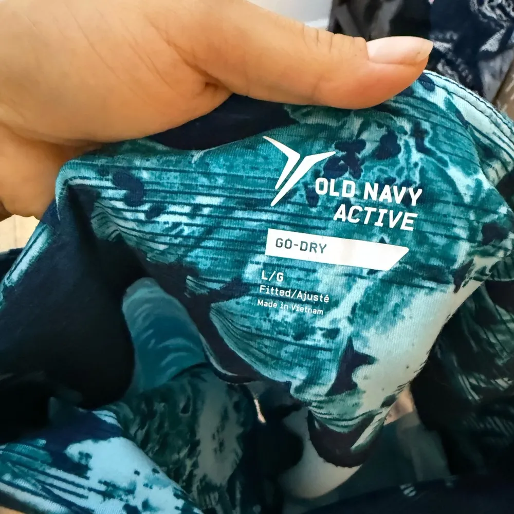 Old Navy Blue Floral High Rise Cropped Active Leggings - Image 3