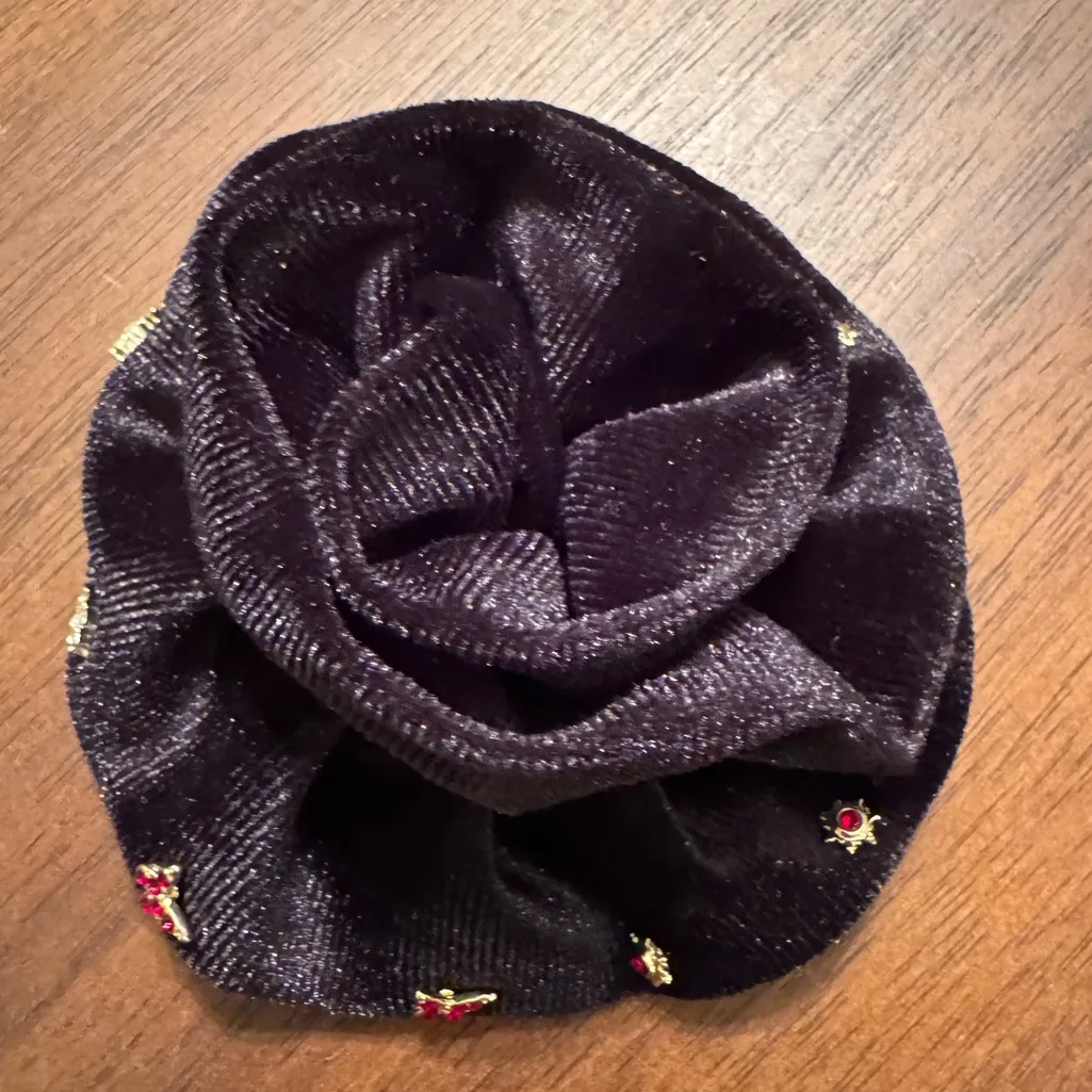 Free People NWT 5 Pair Earring Studs Rosette in Black - Image 4