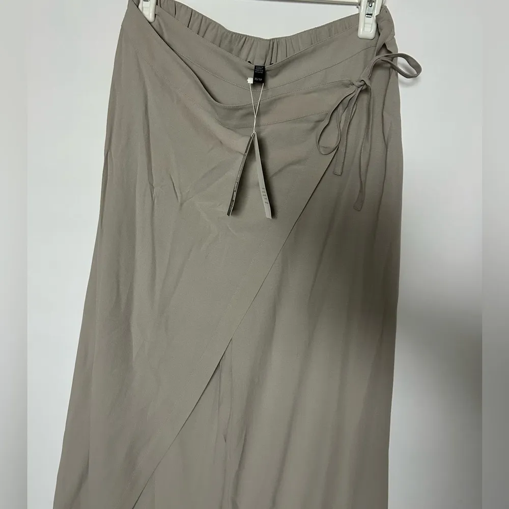 Eileen Fisher 100% Silk Georgette Crepe Wide Leg Wrap Pants in Taupe XS NWT - Image 6