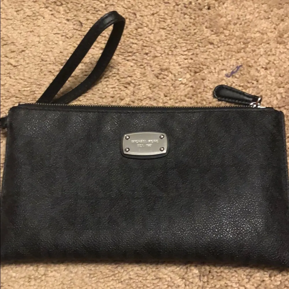 Excellent condition large MK crossbody - Image 7