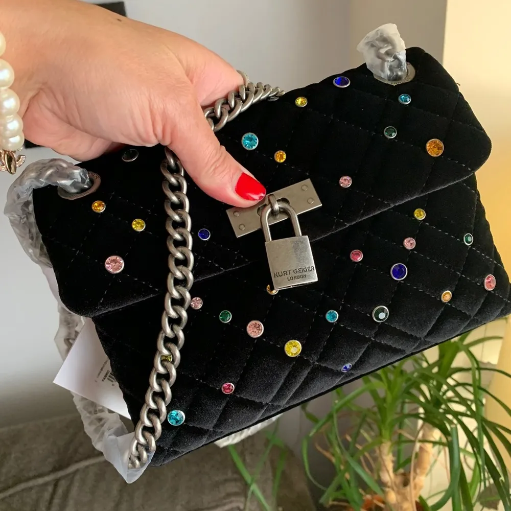 Authentic KURT GEIGER LONDON Velvet magnetic closure convertible Crosby/Shoulder - Image 6