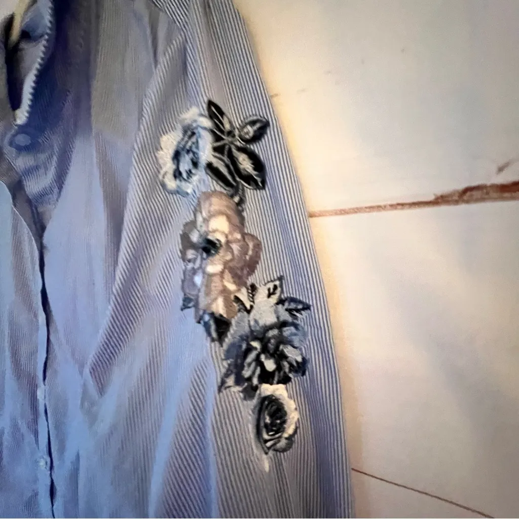 INC button down white blue pin stripes with appliqué size 2X - Image 7