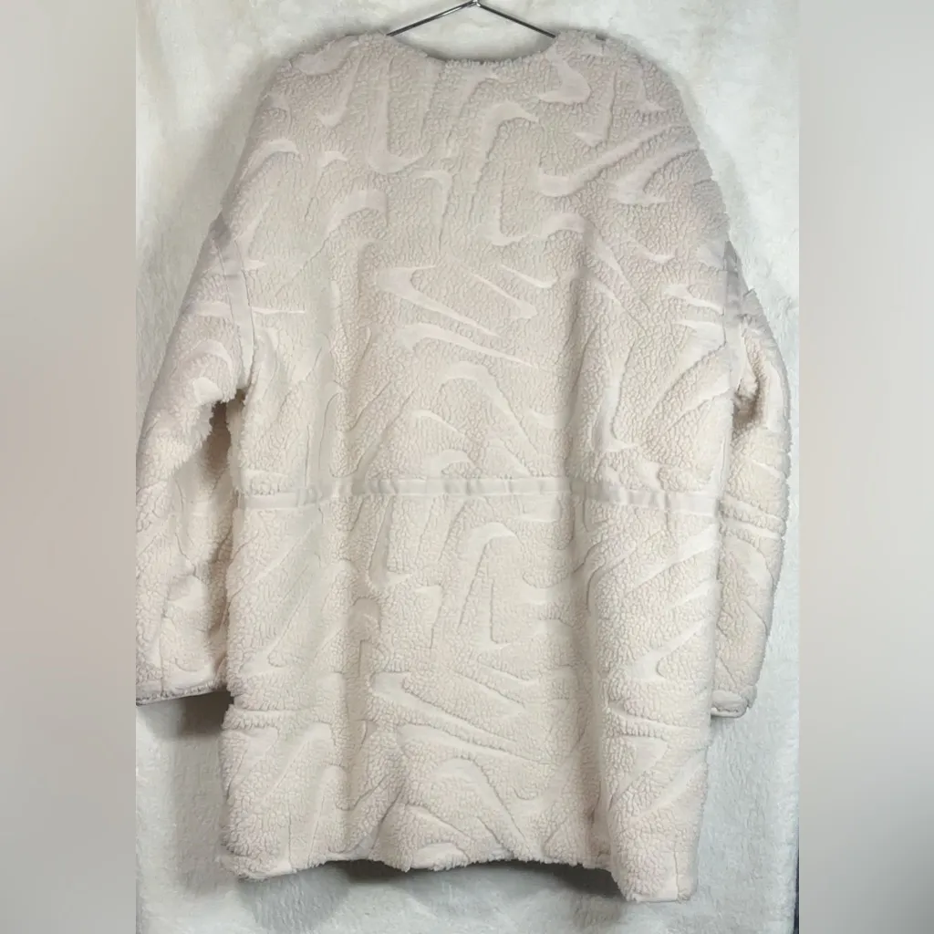 Nike Women's Off-White Teddy Jacket THERMA-FIT - Image 5