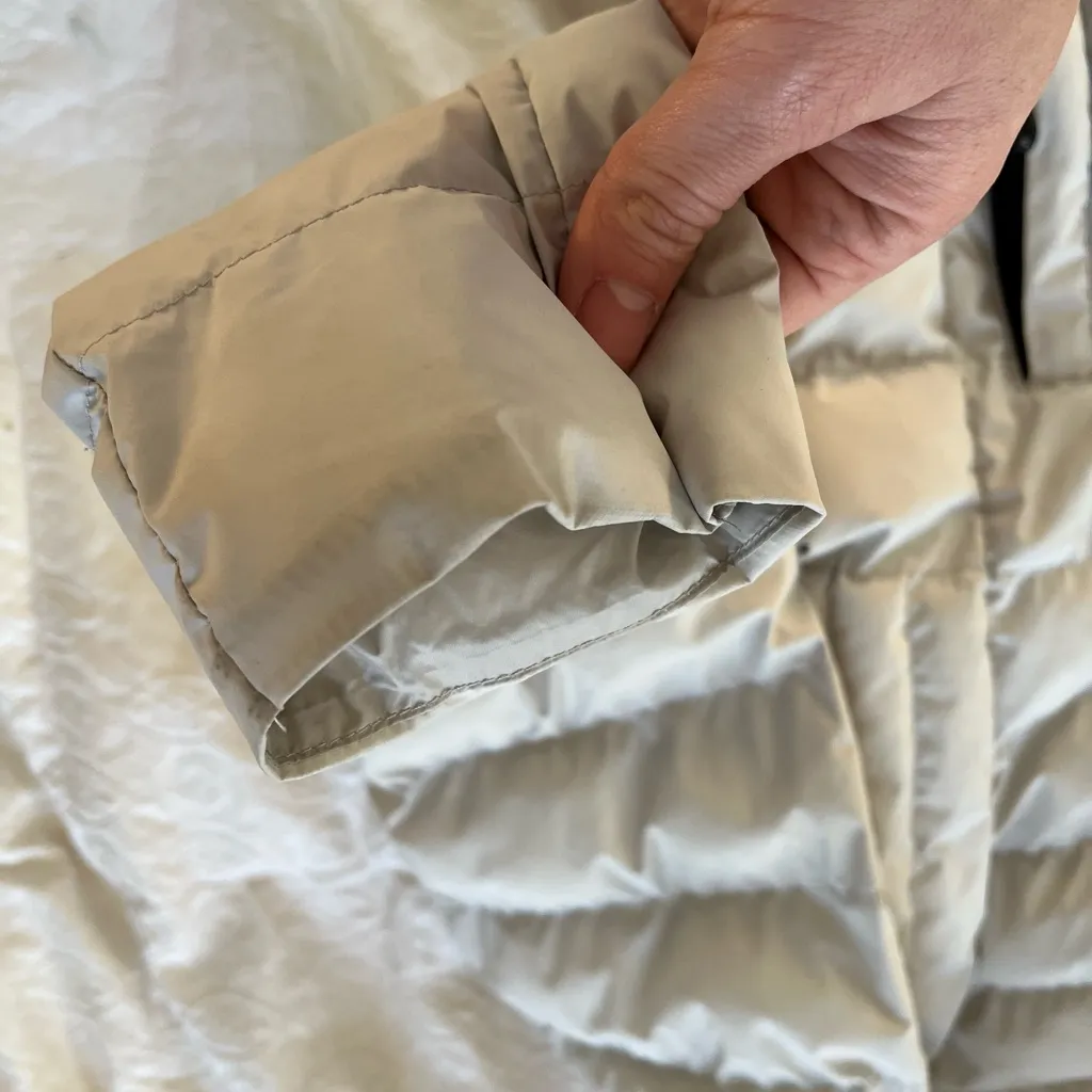 Women's Light Gray Puffer Jacket size medium - Image 11