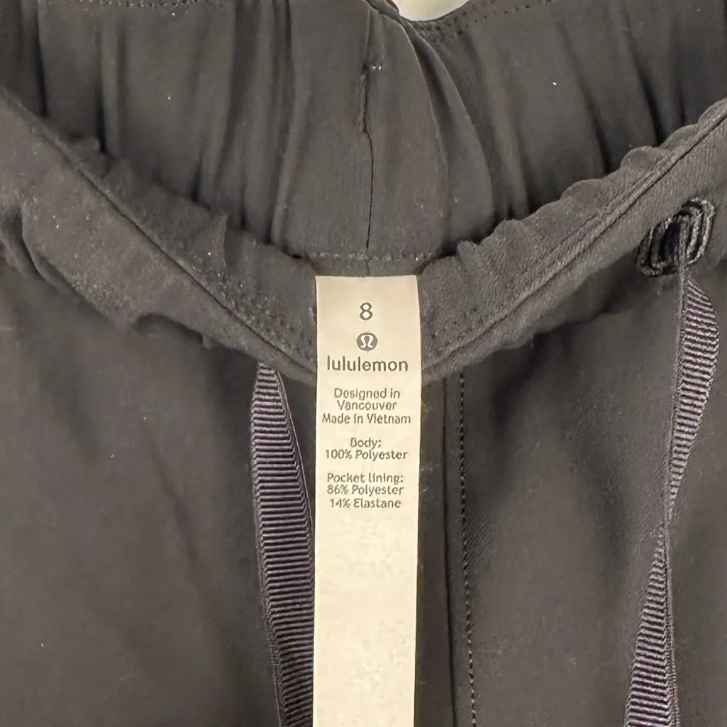 Lululemon On The Fly Woven 2.5" Black Shorts Women’s Sz 8 - Image 7