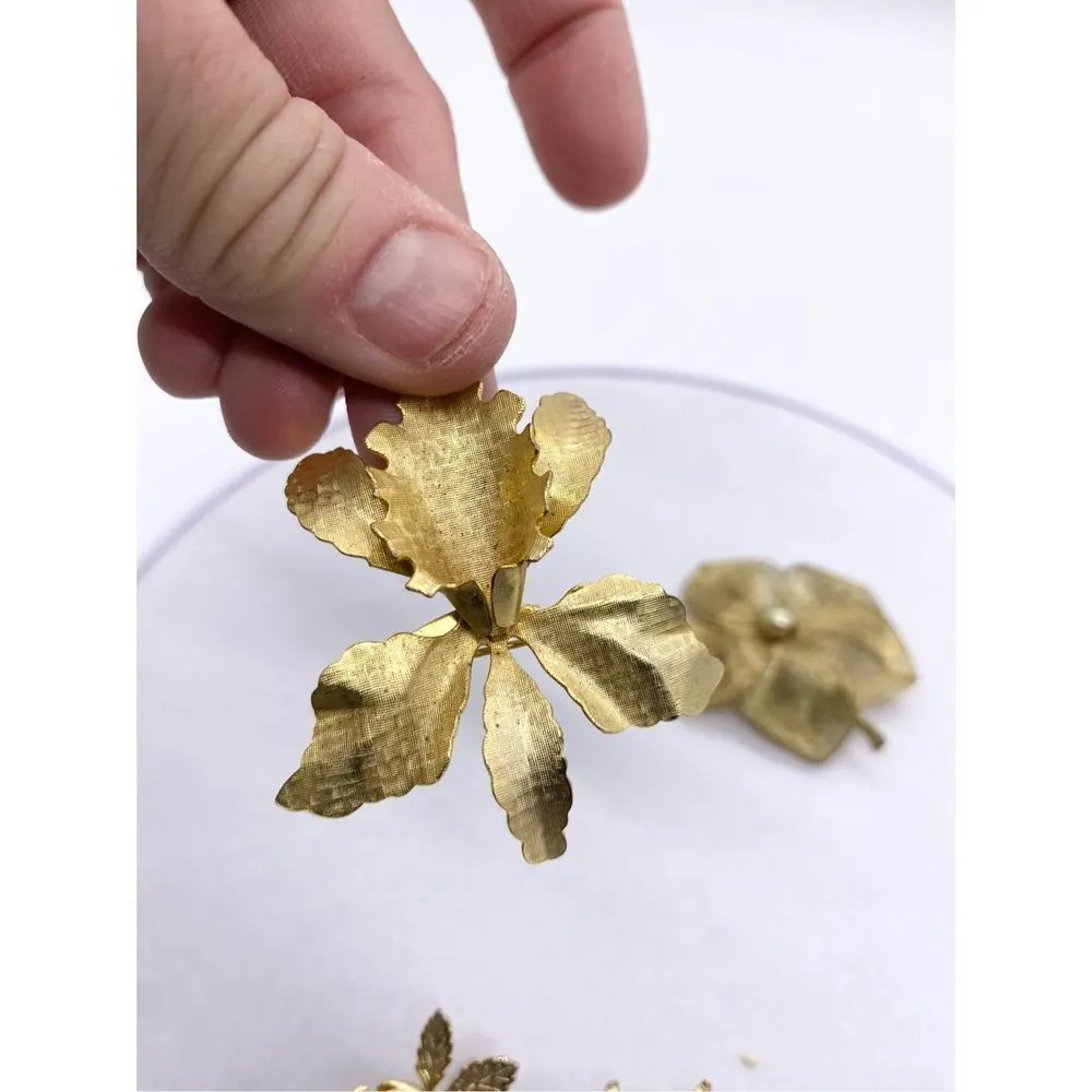 Gold floral
Filigree and gold toned 4 piece brooch set Gold - Image 8