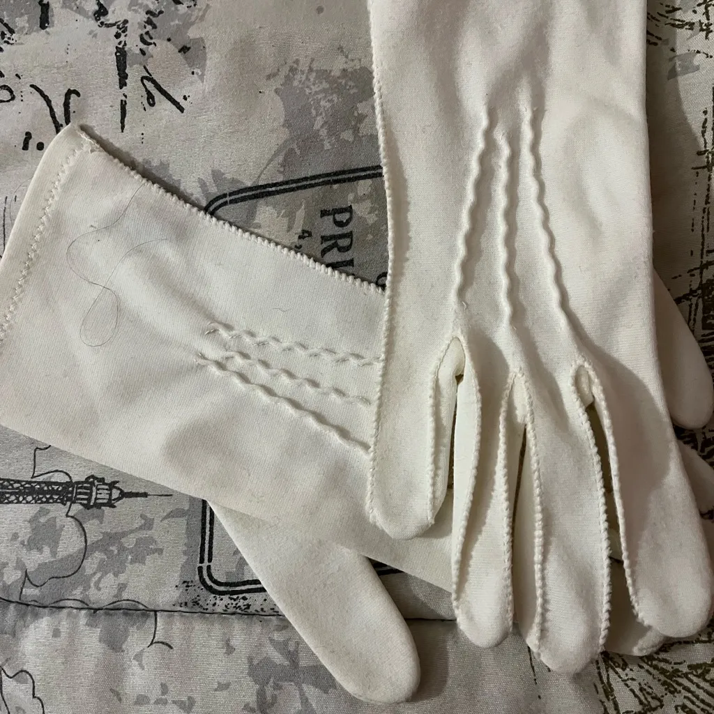 Vintage Gingerbread Elegant White Gloves - Image 2