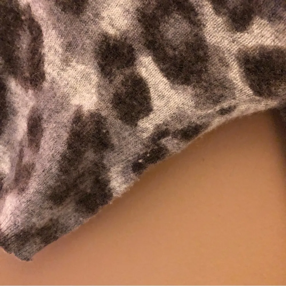 Banana Republic Italian Yarn Wool Cashmere Animal Print Cropped Cardigan Grey XS - Image 5