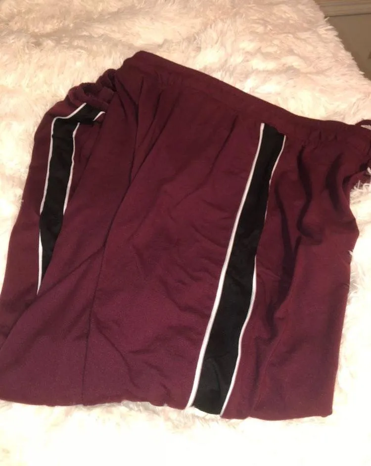 Burgundy red leggings with black and white stripe - Image 3