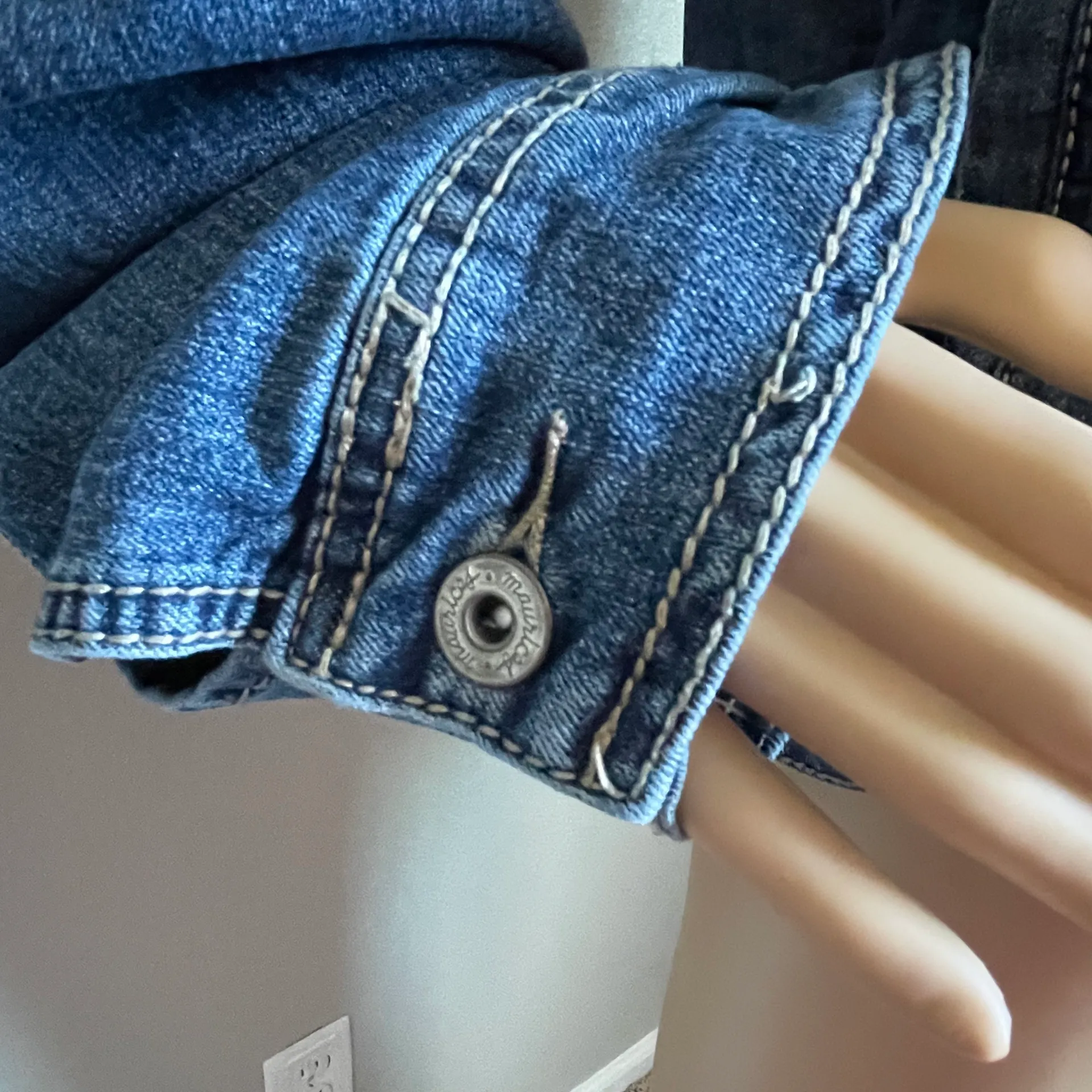 Maurice's  Dark Blue Light Blue Faded Denim Jean Jacket Size 3 - Image 8