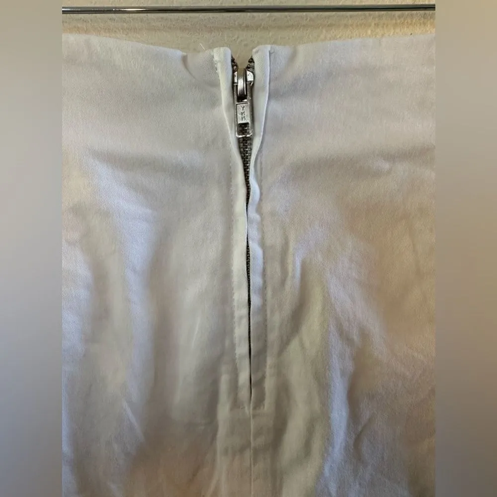 MINKPINK Revolve  Senses White Denim Mini Skirt black threads back zip sz medium - Image 5