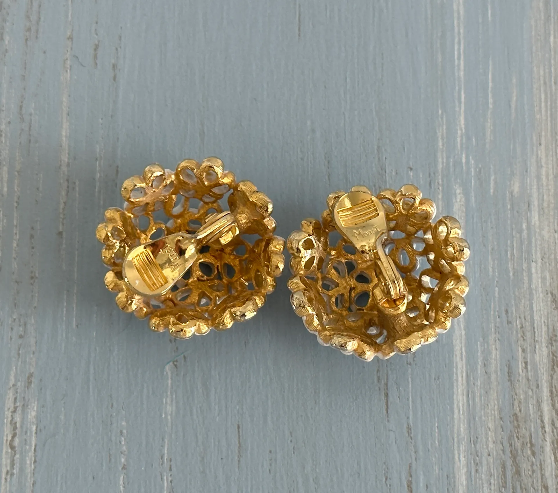 Monet Gorgeous Bouquet Of White Flowers  Vintage Clip On Earrings - Image 4