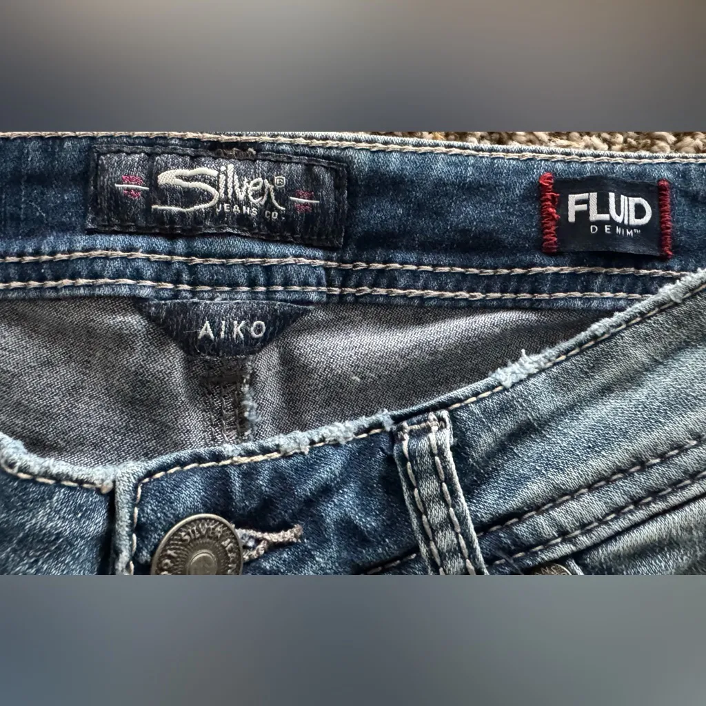 New Silver Jeans Blue Distressed AIKO Jeans 27x33 - Image 3