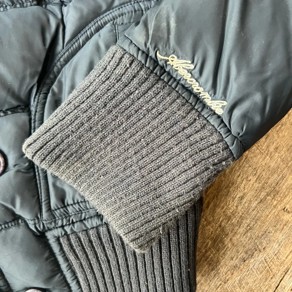 Vtg Y2K 2000 Abercrombie & Fitch Navy cropped puffer Jacket Faux fur hood logo M - Image 3