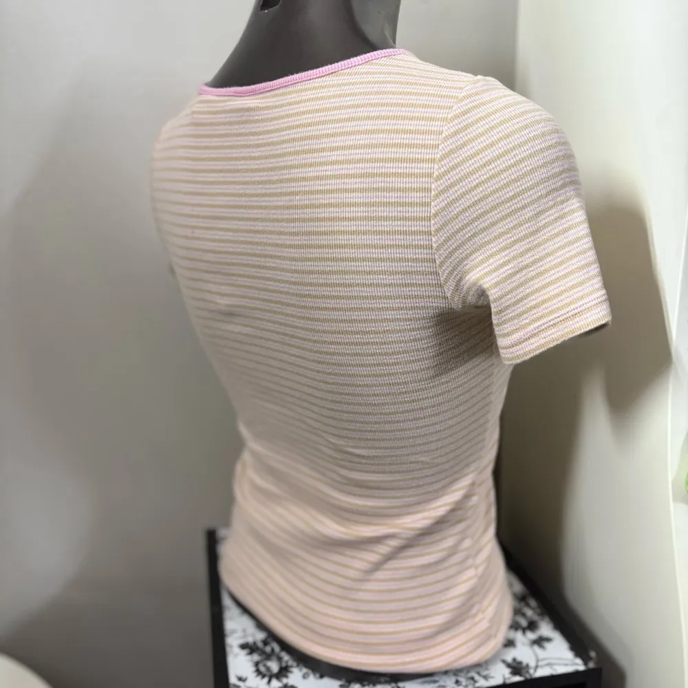 Levi's Fitted Cream and Pink Short Sleeve Tee - Image 5