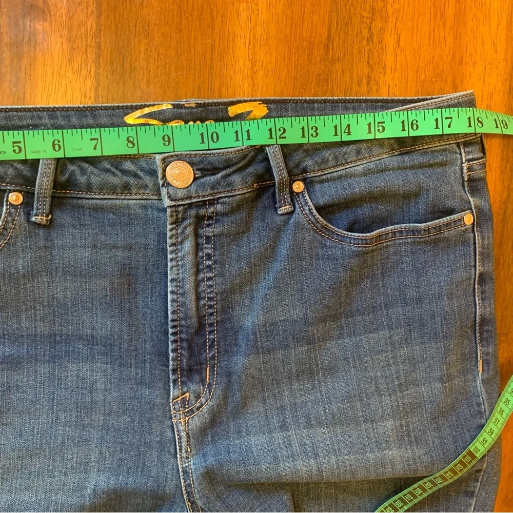 Seven 7 jeans. Size 16 medium blue wash Angled frayed hem. Button and zip close - Image 9