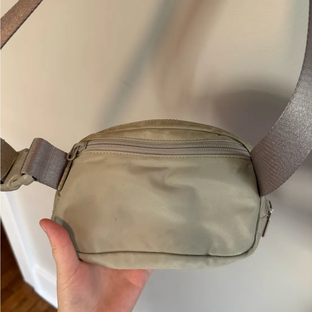 LuluLemon Everywhere Bag - Image 8