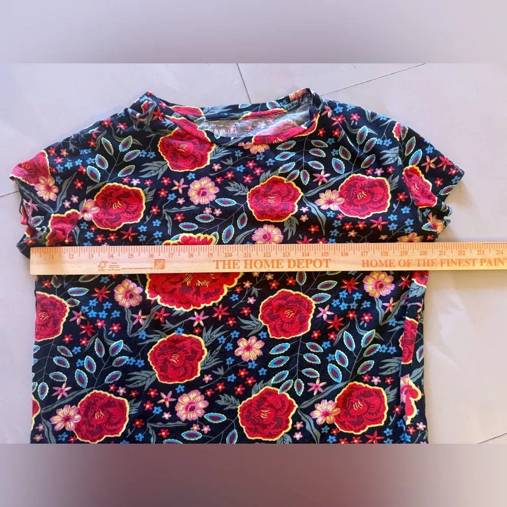 short-sleeved t-shirt with an all-over floral print. The shirt features - Image 14