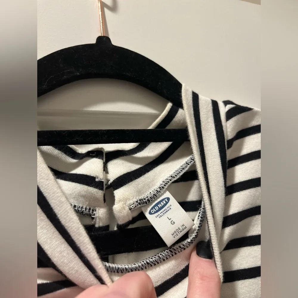 Old Navy Black and White Pleated Midi Sundress - Image 4