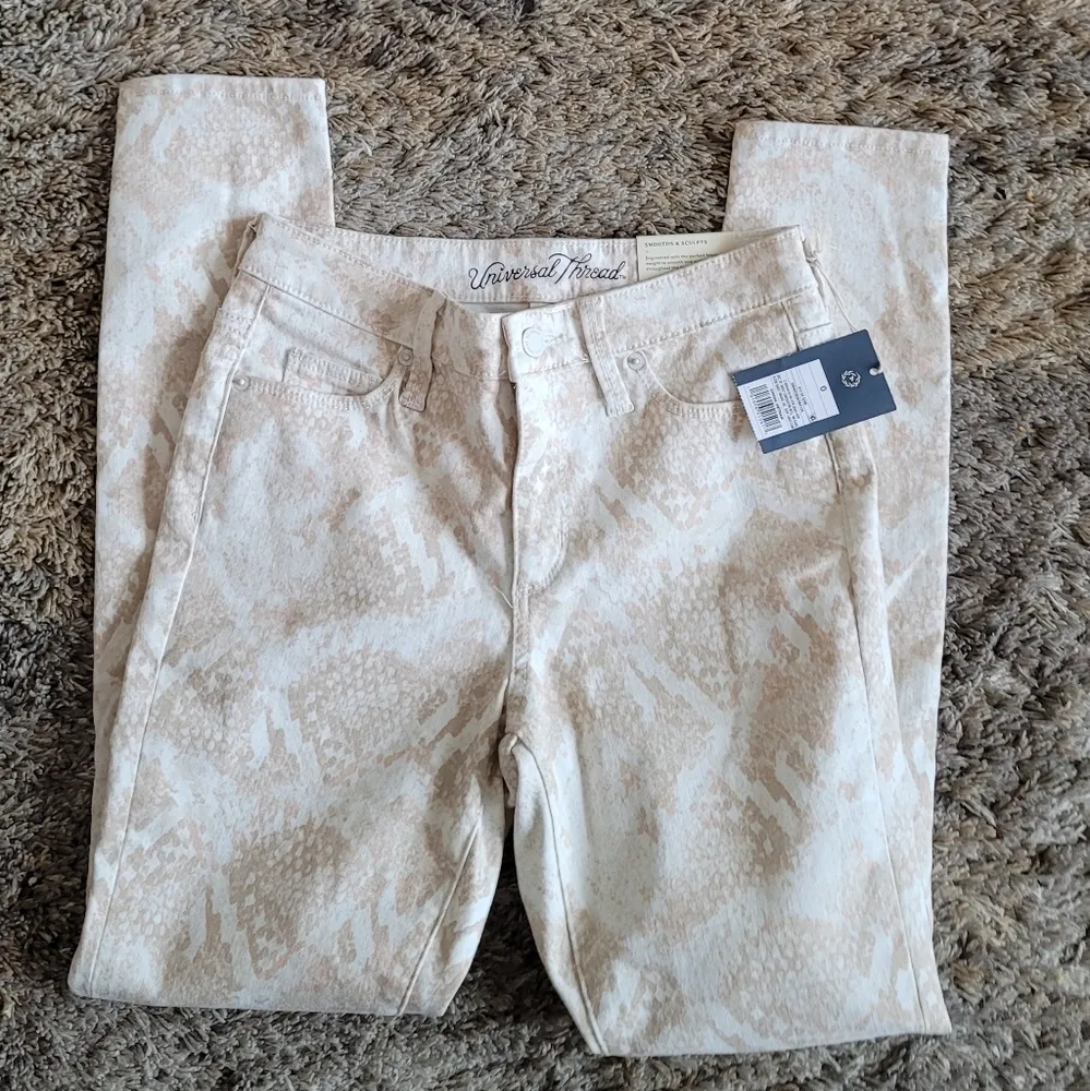 🔥SALE🔥NWT! Universal Threads White Brown High Rise Snake Print Skinny Jeans 0 - Image 2