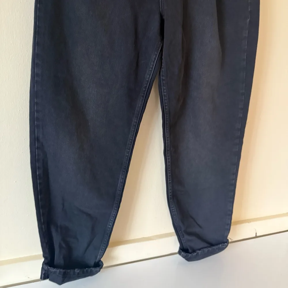 BDG Mom High Rise   Tapered  Jeans Black Size 30 Denim Vintage Wash New - Image 3