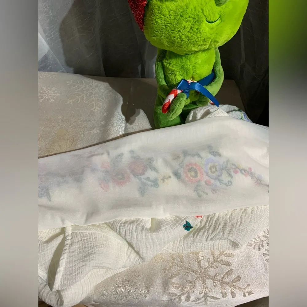 White Gauze Embroidered Boho Top Size XL - Image 7