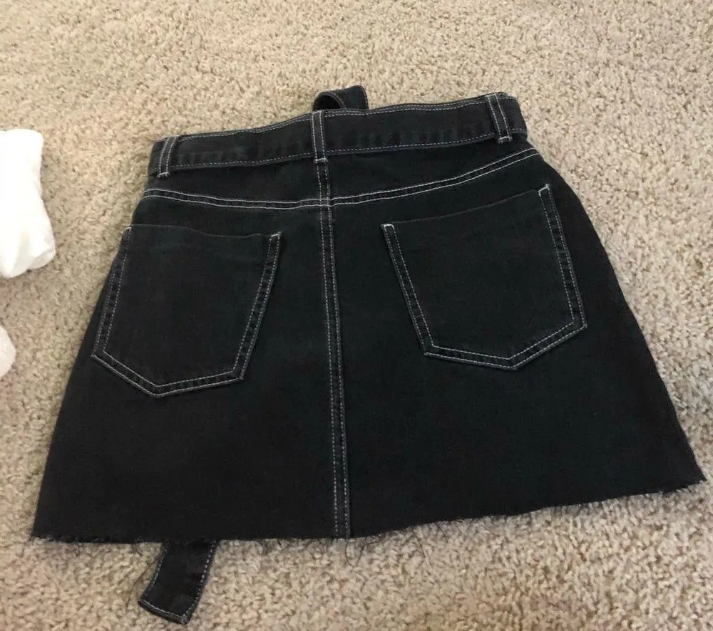 Black denim skirt with white outline never worn - Image 2