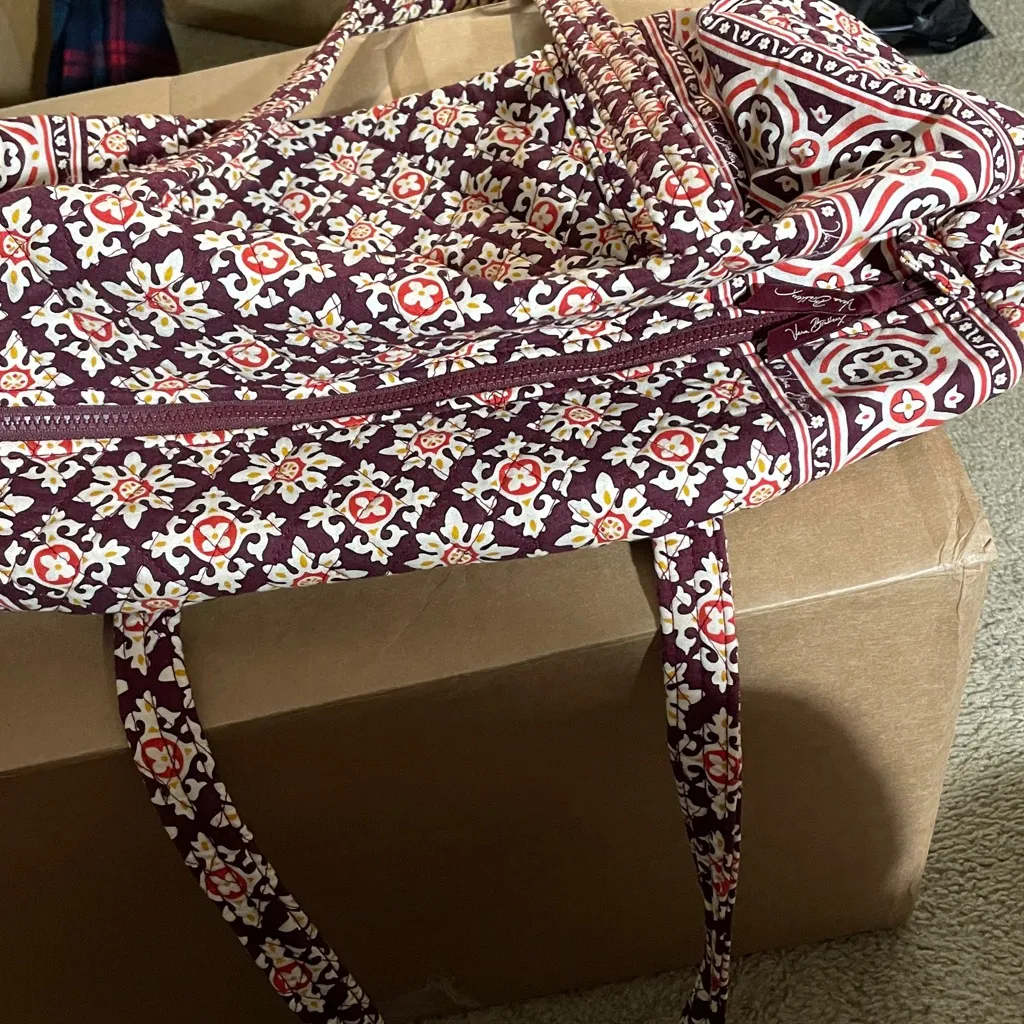 Vera Bradley Maroon Medallion Medium Duffle Bag Zip Close - Image 4