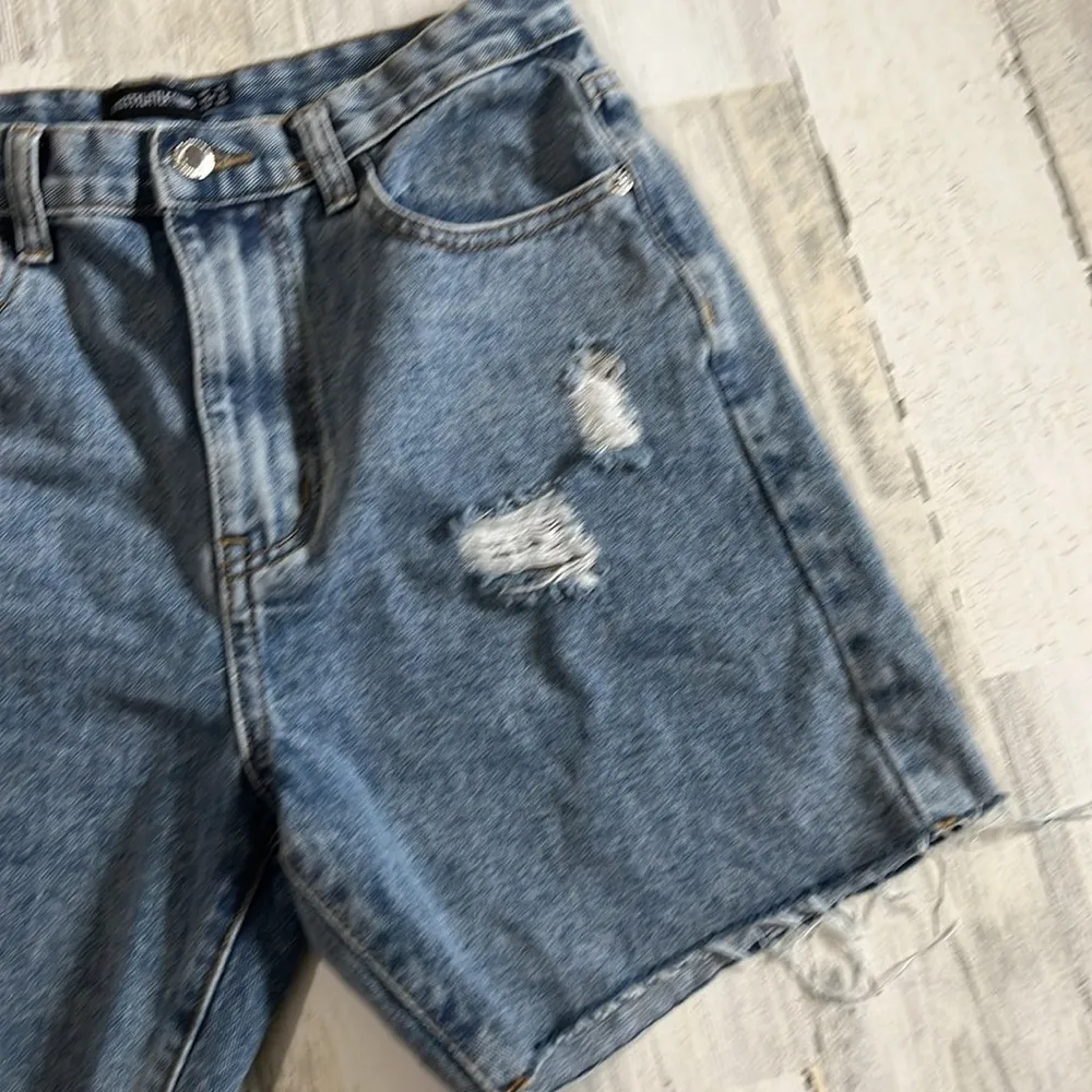 Pretty Little Thing Vintage Wash Distressed Longline Shorts Size 6 NWT - Image 3